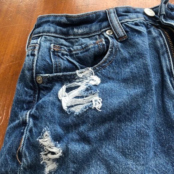 American Eagle size 2 Jean shorts- fun shorts to wear for those long summer days - Picture 2 of 9